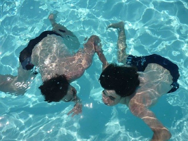 dvojice pod vodou