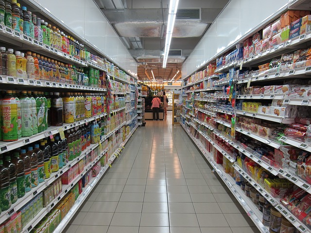 regály v supermarketu